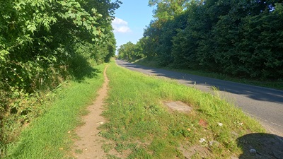 Photograph of B1000 Verge path showing the wide grass verge