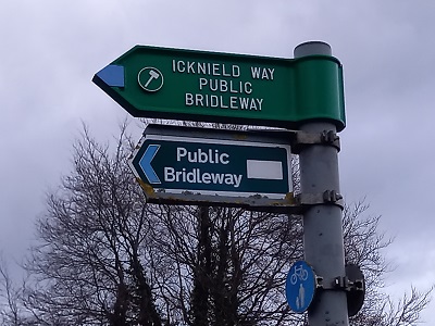Photograph of Theed Way path signage Luton