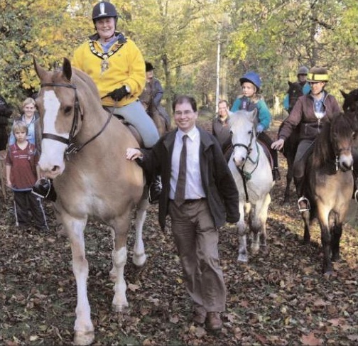 Photograph of Cllr Rosemary Gilligan on a horse in the foreground with other walkers and riders in the background on the Shenley 38 bridleway